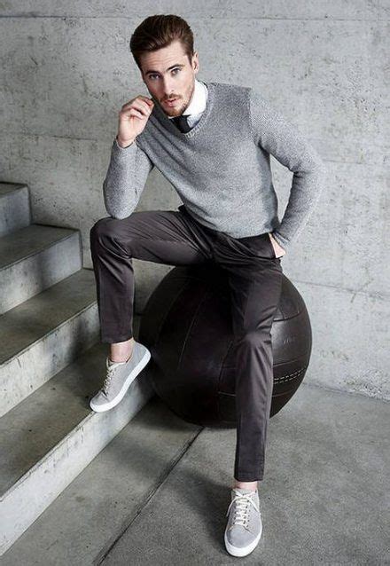 casual grey sneakers outfit men.